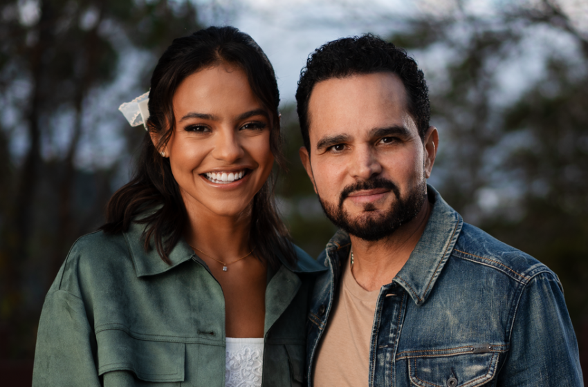  Julia Vitória e Luciano Camargo apresentam "Sem Palavras" em collab