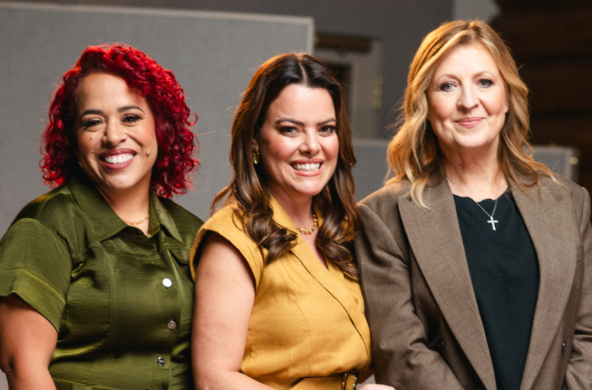  Ana Paula Valadão canta versão trilíngue de “Aclame ao Senhor” com Darlene Zschech