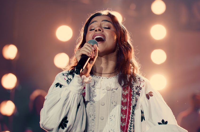  Às vésperas da Páscoa, Julia Vitória apresenta louvor sobre o sacrifício de Cristo